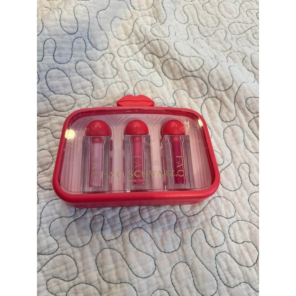 FAO Schwarz Kids Lip Gloss‎ Set 3 Pieces in Pink Lip Shaped Carrying Case New